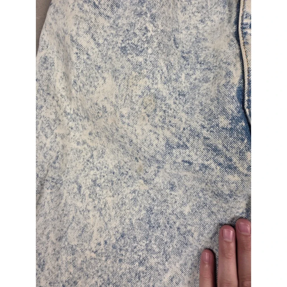 Levis has visible